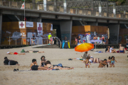 Desenes de banyistes gaudien ahir d'un dia de platja a Tarragona.