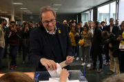 Quim Torra, introduïnt el sobre amb el seu vot a l'Escola Oficial d'Idiomes de Sant Gervasi