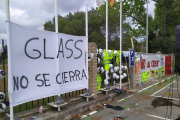 Exterior de la fàbrica Saint-Gobain a l'Arboç, plena de pancartes i cascs demanant aturar el tancament de la divisió Glass.