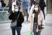 Dues dones amb mascaretes caminant pel centre de Barcelona