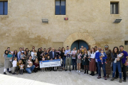 El alcalde con todas las familias y sus bebés en el Pati del Castell.