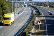 Pla general de diversos vehicles transitant l'AP-7.