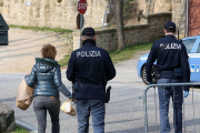 Policies italians informant a una veïna a Padova perquè mantingui el confinament.