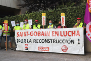 Concentració que els treballadors de Saint-Gobain han fet davant la delegació de Treball a Tarragona.