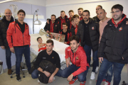 Imatge dels jugadors visitant un nen a l'Hospital  Sant Joan.