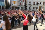 A Reus, els participants van seguir les indicacions que els monitors els feien des d'una tarima.