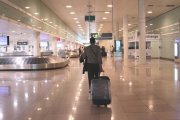 Un viatger caminant amb maletes a la zona d'arribades de la T1 a l'aeroport del Prat el 19 de juny del 2020.