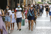 Imagen de gente con mascarilla paseando por Reus.