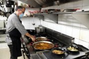 David Solé, cap de cuina del Barquet de Tarragona, preparant un arròs negre i un arròs amb sipietes a la cuina del restaurant.