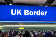 Un cartell de la frontera del Regne Unit, en una imatge d'arxiu de l'aeroport de Heathrow, a Londres.