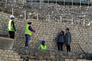 La tinent d'alcalde, Begoña Floria, i l'arqueòloga municipal, Pilar Bravo, amb l'equip que està treballant a l'Amfiteatre.