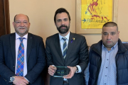 Paquito Ferreres y Manel Carbonell con el presidente del Parlament Roger Torrent.