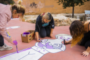 Artigal, a l'esquerra, retocant el dibuix de la plaça de la Dona Treballadora amb els últims detalls.