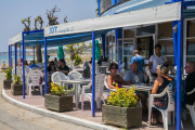 Diverses taules amb clients, ahir al migdia al restaurant Iot de la platja Llarga.