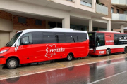 Pla general del nou vehicle de bus a demanda del Vendrell, davant d'un vehicle de la línia convencional.