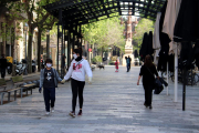 L'avinguda Gaudí de Barcelona amb nens passejant durant la primera sortida des de l'inici del confinament.