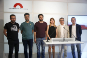 Els diputats Carles Riera (CUP), Lucas Ferro (CatECP), Jordi Terrades (PSC), Jose Rodríguez (ERC), Narcís Clara (JxCat) i la membre de l'ONG Nova Eucaria Anna Carbonell en roda de premsa al Parlament.