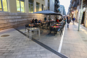 Els bars del carrer Lleida són els que poden resultar més perjudicats si redueixen les terrasses.