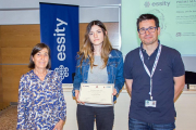 D'esquerra a dreta, la professora Magda Medir, l'estudiant Clara Weber, i el responsable de Millora Continua d'Essity Iberia, Pere Marc Franquet.