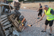 Pla general d'una foguera en marxa al barranc de la Galera, a Masdenverge. Imatge del 23 de juny de 2019