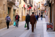 El carrer Sant Blai, un dels principals eixos comercials de Tortosa, el primer dia de fase 1 de desconfinament.