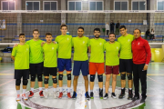 Part del primer equip del Club Voleibol Sant Pere i Sant Pau que lluitarà per portar el trofeu cap a la ciutat.