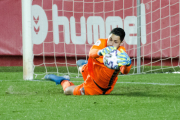 Bernabé Barragán aturant l'esfèrica en el partit de Copa contra l'Olot disputat al Nou Estadi.