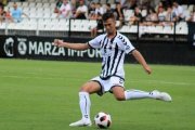 A l'esquerra, Carlos Delgado durant un partit amb la samarreta del Castellón i, a la dreta, Javi Fernández, amb l'UCAM Murcia.