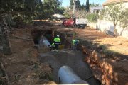 Pla general del lloc de l'avaria de la canonada del CAT a l'Ampolla, amb els operaris treballant.