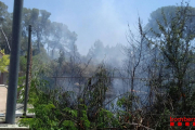 El foc ha tingut lloc en un descampat del carrer València rodejat de cases.