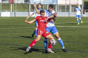 Pol Ballesteros lluita una pilota durant la primera meitat, en la qual va aconseguir el gol que va obrir la llauna.