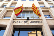 Plano contrapicado de la fachada de entrada en la Audiencia de Tarragona.