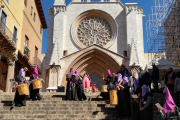 Imatge del pas instal·lat davant la catedral mentre es llegia el manifest.