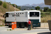 Pla general de l'autobús de la Guàrdia Civil amb els polítics presos entrant al recinte de Brians 2.