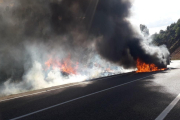 Un dels vehicles de l'accident es va incendiar provocant un incendi de vegetació.