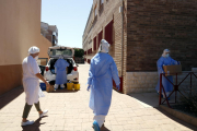 L'equip de mostres d'Atenció Primària de Lleida preparant-se per fer proves PCR en una residència d'Aitona.