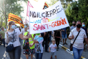 Una família que ha participat en la manifestació de diumenge dels treballadors de la fàbrica de Saint-Gobain de l'Arboç.