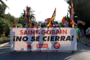 La capçlaera de la manifestació dels treballadors de la fàbrica de Saint-Gobain de l'Arboç en la mobilització de diumenge.