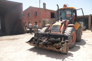 Un tractor amb animals morts de la granja més afectada per l'incendi de la Ribera d'Ebre.