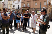 Pla americà d'un agent rural conversant amb els veïns del poble de Bovera fent el repartiment de zones.