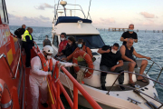 Pla general dels treballadors de les Salines de la Trinitat rescats per Salvament Marítim de Tarragona.