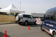 Punt de control dels Mossos d'Esquadra a la rotonda dels Alamús pel tancament perimetral del Segrià.