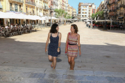 Les regidores de la CUP, Laia Estrada i Eva Miguel, en el moment d'entrar a l'Ajuntament per la reunió.