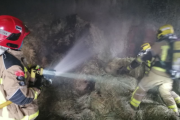 L'incendi ha afectat diverses bales de palla emmagatzemades en una