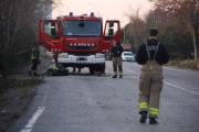 Pla general de Bombers preparant material e esperant davant d'un dels camions a l'accés de de la planta d'IQOXE a la Canonja.