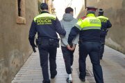 Agents de la Guàrdia Urbana i els Mossos amb el detingut.