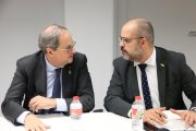 Pla tancat del president Quim Torra i el conseller d'Interior, Miquel Buch, durant la reunió de coordinació amb els equips d'emergència per l'explosió a La Canonja.