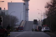 Pla general de l'entrada a la planta d'IQOXE a la Canonja, amb diversos camions de Bombers entrant i sortint.