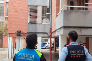 Un agent dels Mossos i de la Guàrdia Urbana durant l'operatiu conjunt a Mas Pellicer.