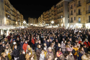 Imatge dels manifestants omplint la plaça de la Font.